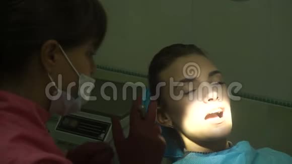 年轻女孩治疗牙齿视频的预览图