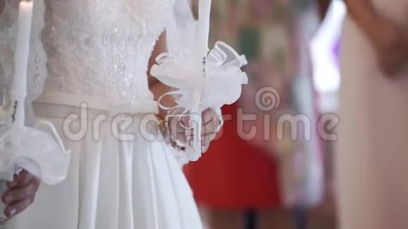 新郎新娘在教堂举行仪式时手持蜡烛视频的预览图