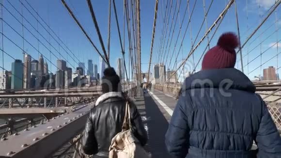纽约的两个朋友走过著名的布鲁克林大桥视频的预览图