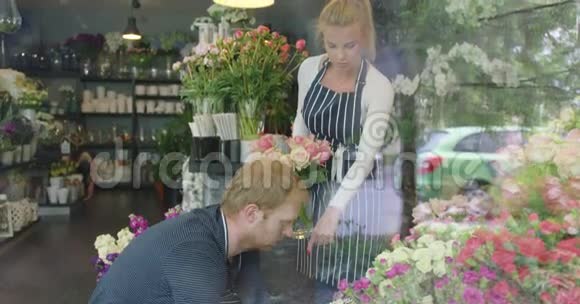 在花店工作的男人和女人视频的预览图