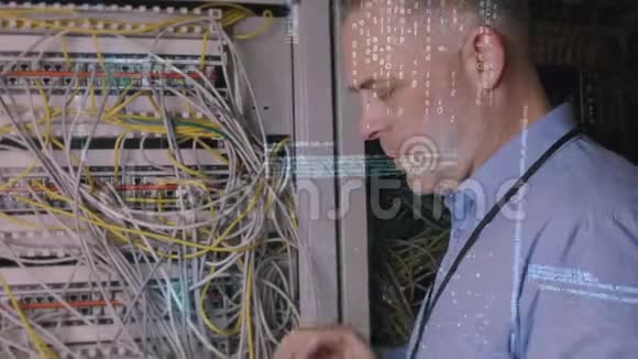 技术人员检查计算机服务器的数字组合视频的预览图