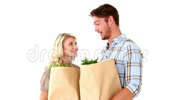 有魅力的年轻夫妇拿着购物袋视频的预览图