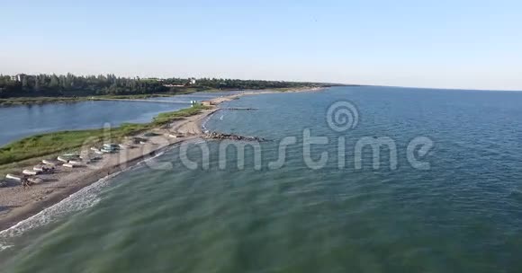 空中观景台海滩和海湾的景色视频的预览图