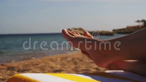 躺在海边阳光休息室的女人的腿视频的预览图
