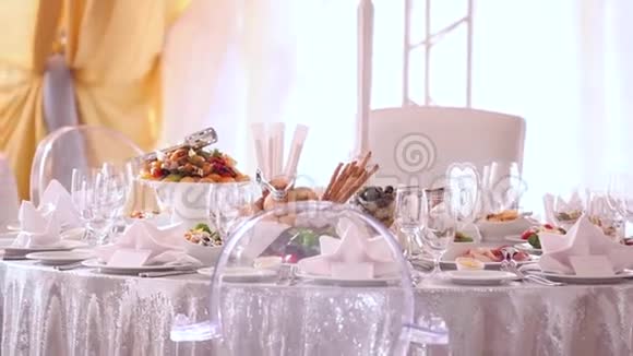 漂亮的婚礼桌上有食物视频的预览图