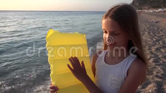 日落海滩上的儿童玩耍看海浪的儿童日落时的女孩景观视频的预览图