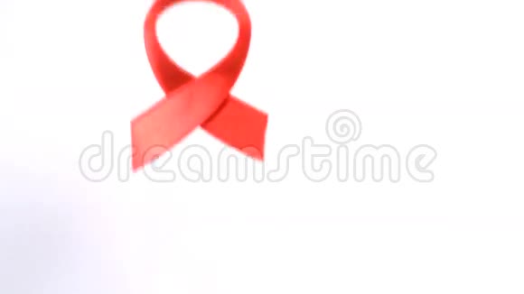 红色艾滋病意识丝带下降视频的预览图