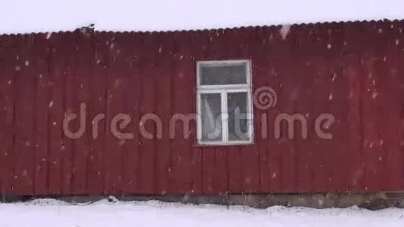 冬天降雪房子有窗户视频的预览图