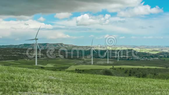 美丽的绿色领域与风力涡轮机旋转可再生能源来源视频的预览图