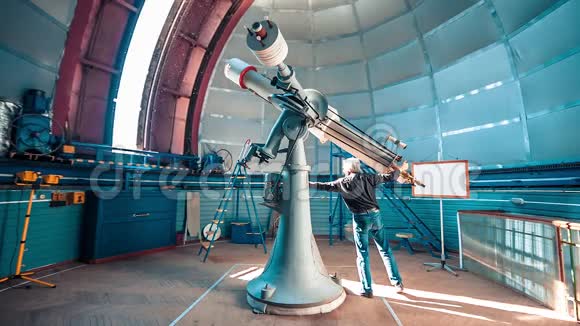 天文观测台望远镜在穹顶内视频的预览图