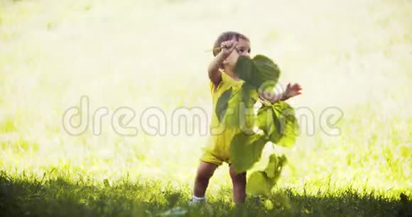 可爱的女婴在春末探索公园视频的预览图