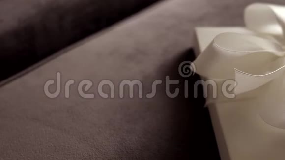 奢华的节日礼品盒配白绸带和蝴蝶结新娘惊喜视频的预览图