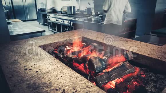 现代餐厅厨房壁炉的内部视频的预览图