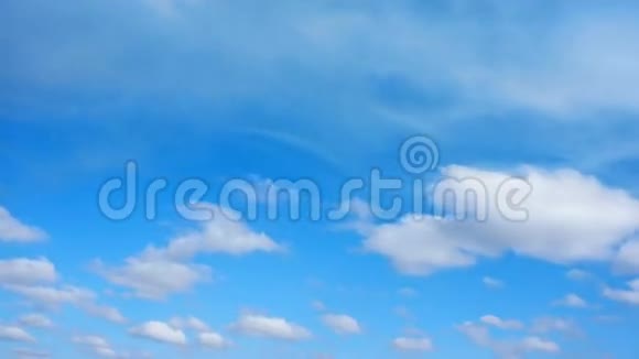 城市上空蓝天中的云时光流逝视频的预览图