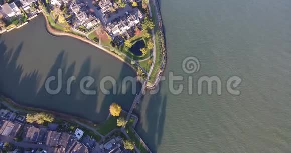 荷兰Dordrecht沃尔堡地区水和自然景观空中景观视频的预览图
