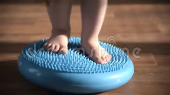 小孩子站在地毯上按摩脚视频的预览图