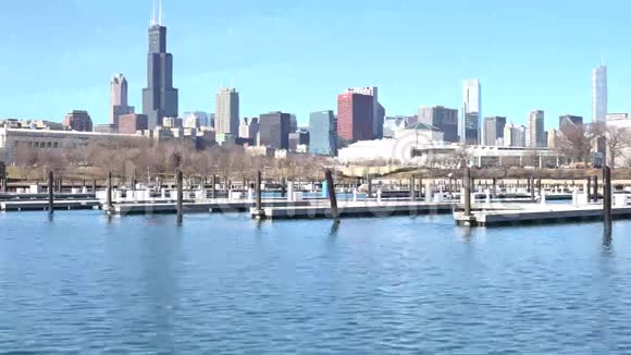 芝加哥伊利诺伊州天际线从密歇根湖的海岸看到在深冬视频的预览图