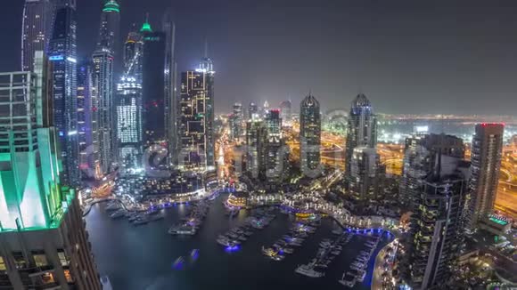 空中俯瞰迪拜码头夜间时间现代化的塔楼和道路上的交通视频的预览图
