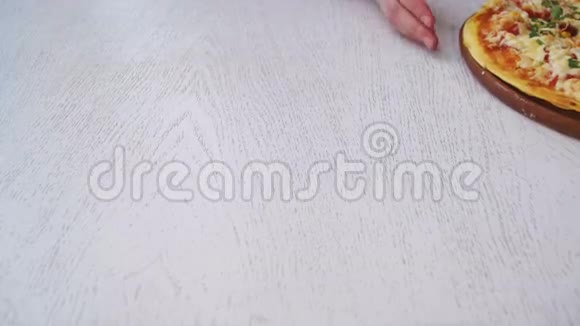 一张白色木桌上的披萨视频的预览图