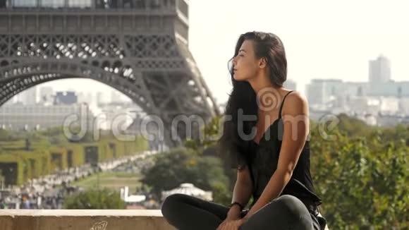 埃菲尔铁塔附近美丽的年轻旅游女孩视频的预览图