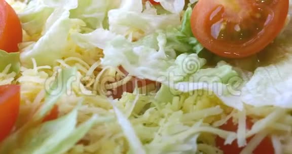 美丽的彩色凯撒色拉与调料面包和帕尔马干酪健康膳食视频的预览图