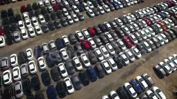 新未售出汽车的停车场鸟瞰图视频的预览图
