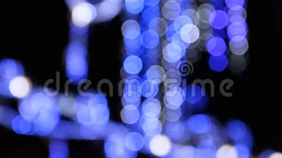 夜晚圣诞节时街道上的蓝色灯光视频的预览图