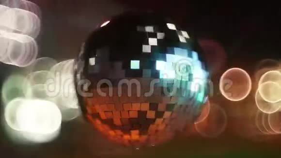 城市霓虹灯中的迪斯科球在超高清4k循环录像视频的预览图