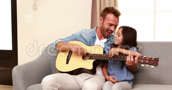 快乐的父亲和女儿弹吉他视频的预览图