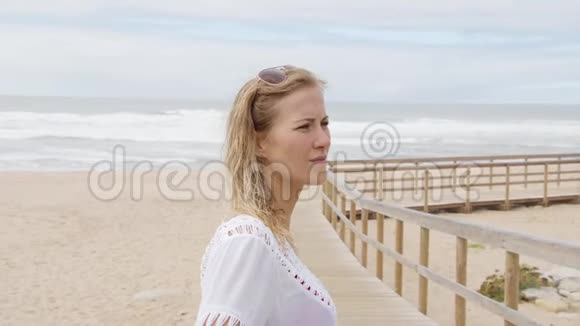 海滩上年轻性感的女人暑假视频的预览图