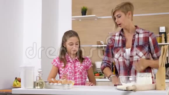 妈妈和女儿在厨房视频的预览图