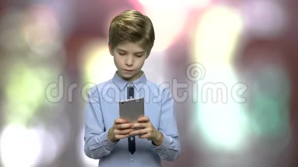 小男孩用智能手机视频的预览图