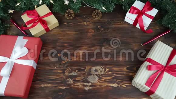 圣诞餐桌上空盘子和礼物视频的预览图