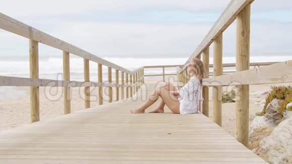 海滩上美丽的女人典型的景色视频的预览图
