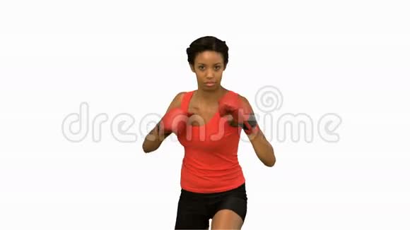 女子拳击在白色屏幕慢动作视频的预览图
