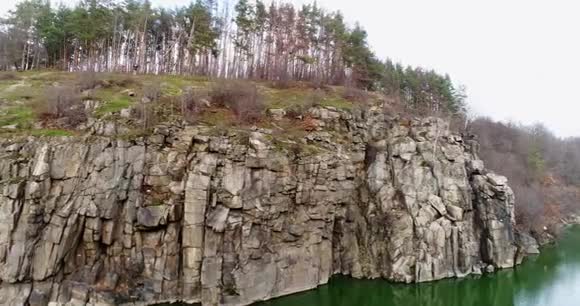 从空中俯瞰岩石美丽的河景观视频的预览图