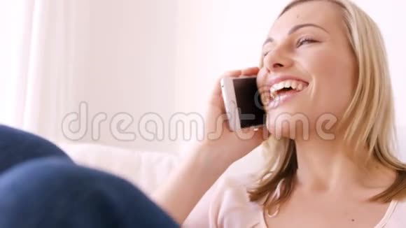 金发女人微笑着打电话视频的预览图