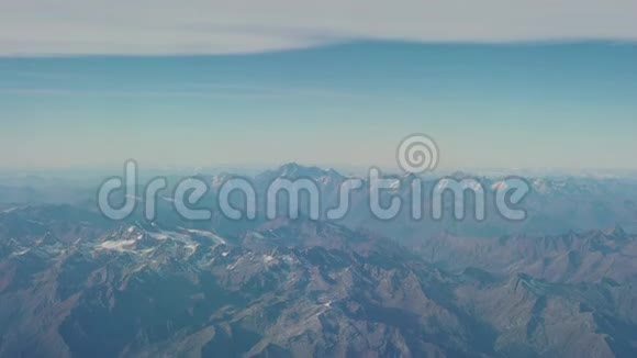 在秋季飞越阿尔卑斯山从飞机窗口可以看到空中景色视频的预览图