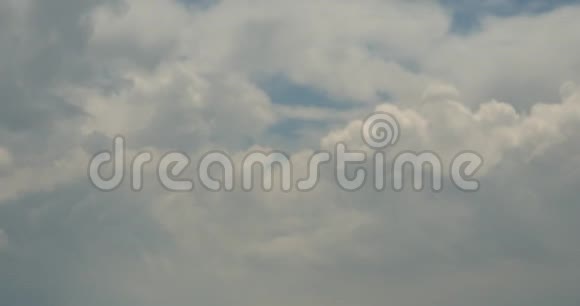 黑暗的阿尔托丘云的全景在多云的天空中缓慢地飞行视频的预览图