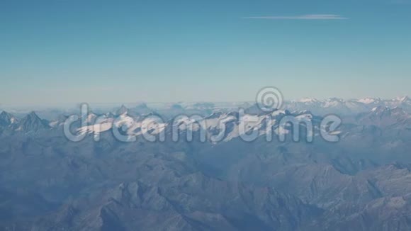 在秋季飞越阿尔卑斯山从飞机窗口可以看到空中景色视频的预览图