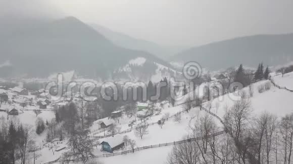 喀尔巴阡山上白雪覆盖着平静舒适的童话村庄克里沃维尼亚鸟瞰视频的预览图