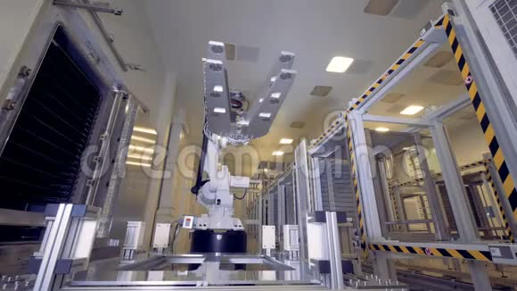 工厂的机器人手臂视频的预览图