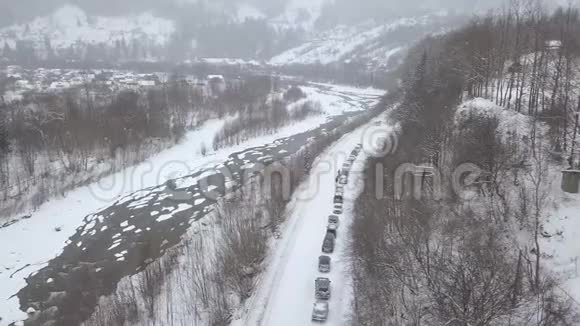 喀尔巴阡山上白雪覆盖着平静舒适的童话村庄克里沃维尼亚鸟瞰视频的预览图