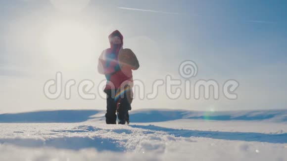 团队合作冬季旅游商务理念男子游客双腿离开镜头俯视攀登山顶视频的预览图