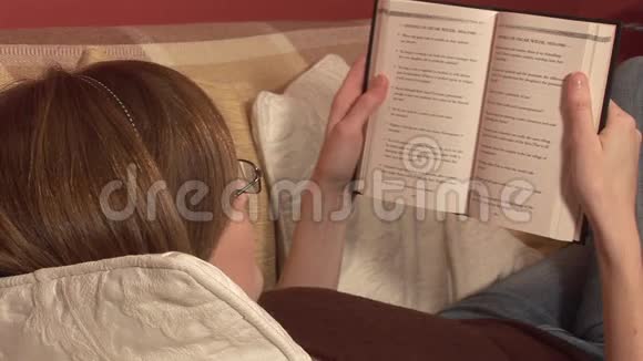 一个女人读一本书的档案视频的预览图