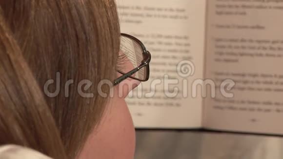 一个女人读一本书的档案视频的预览图