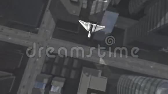未来宇宙飞船在三维城市上空盘旋视频的预览图