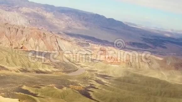 大峡谷和科罗拉多河的鸟瞰图视频的预览图