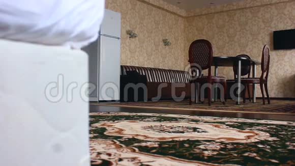 带椅子和地毯的室内酒店视频的预览图