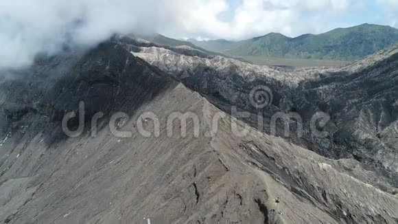 印度尼西亚东爪哇的布罗莫火山火山口鸟瞰图视频的预览图